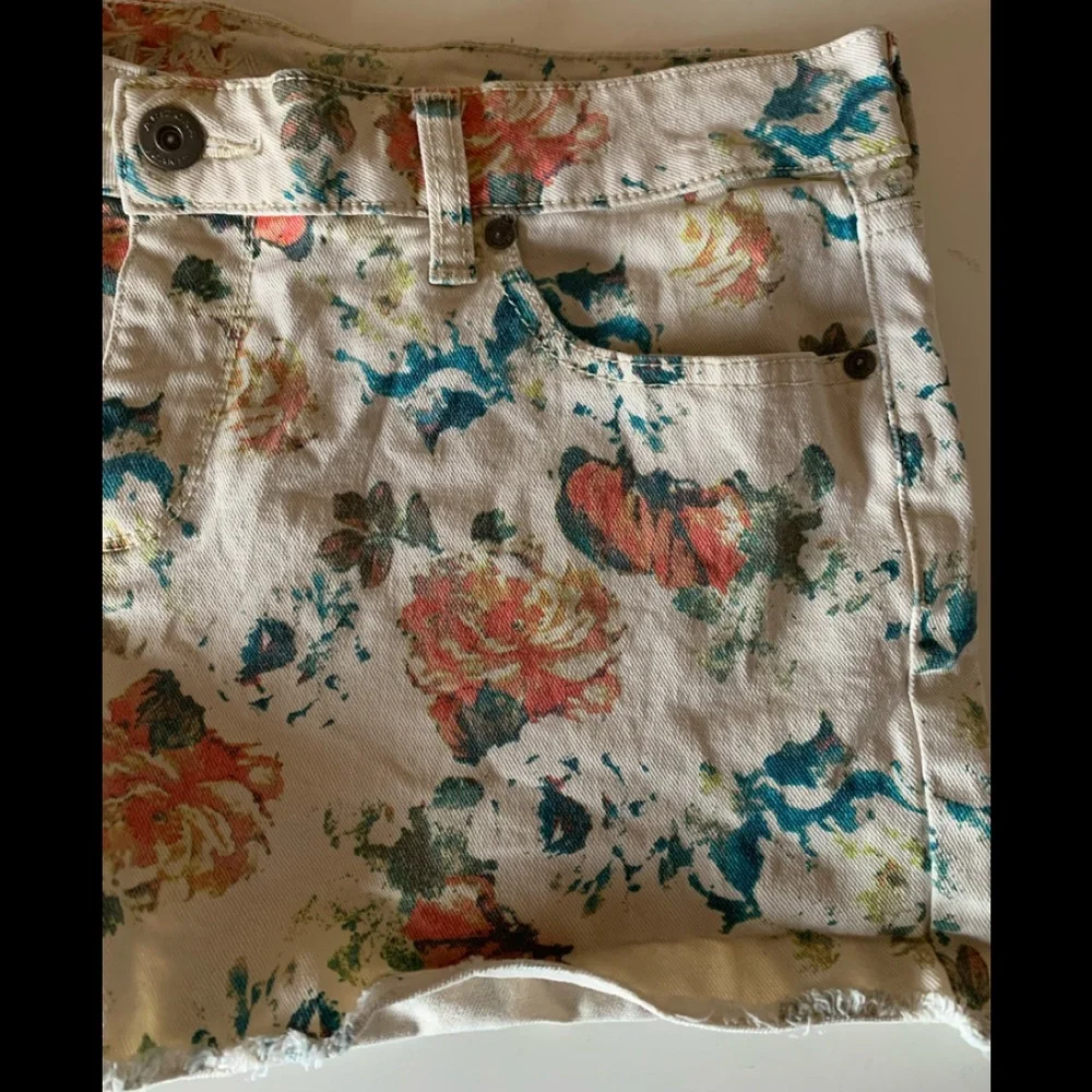 Arizona Jean Co. Juniors Floral cutoffs
